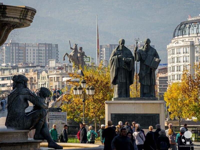 viaggio-macedonia-del-nord-itinerario-skopje-statue-berightback viaggio-macedonia-del-nord-itinerario-skopje-statue-berightback