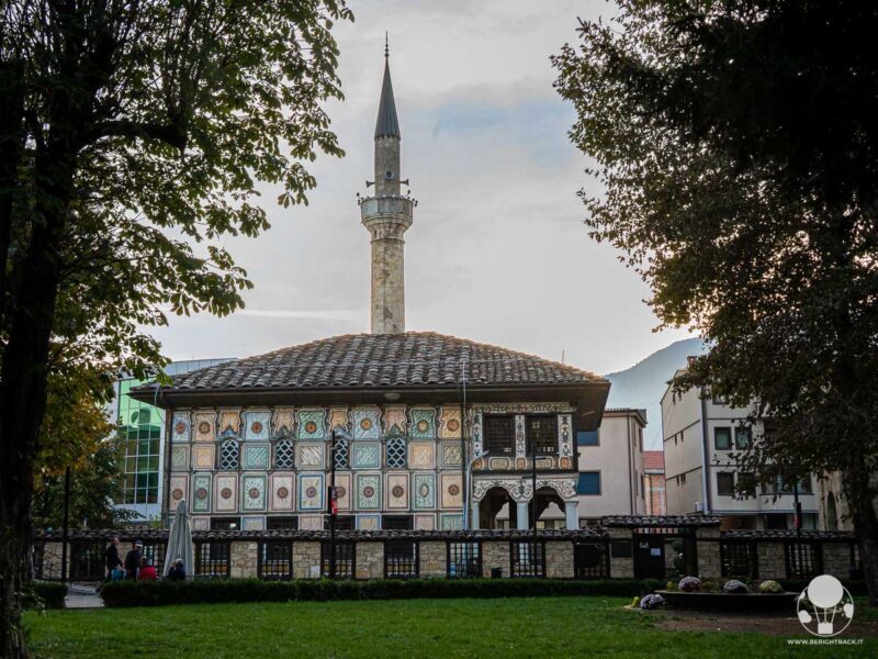 curiosita-macedonia-del-nord-moschea-colorata-tetovo-berightback curiosita-macedonia-del-nord-moschea-colorata-tetovo-berightback