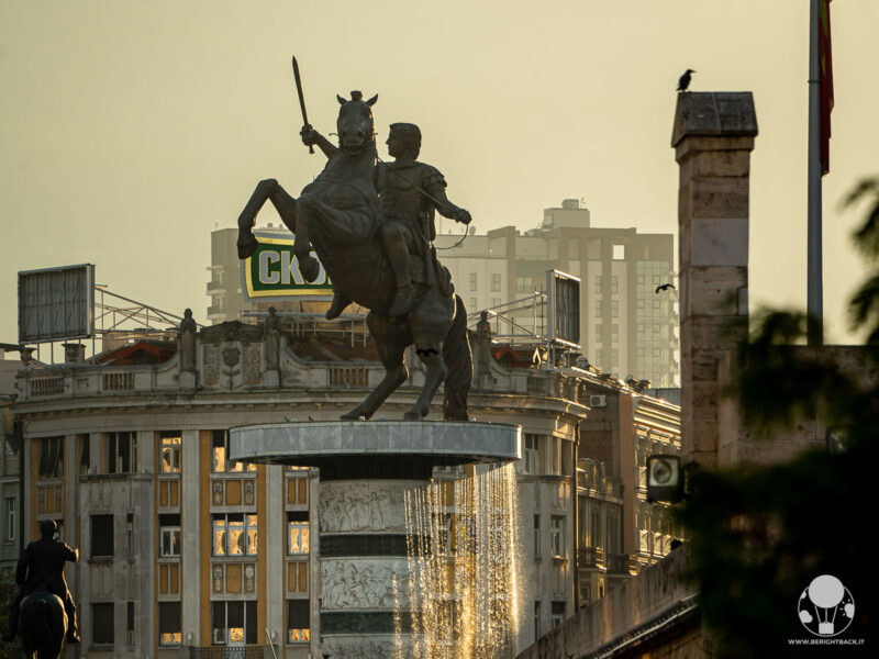 curiosita-macedonia-del-nord-statua-alessandro-magno-skopje-berightback curiosita-macedonia-del-nord-statua-alessandro-magno-skopje-berightback