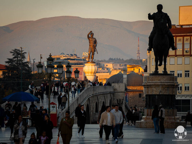 curiosita-macedonia-del-nord-statua-filippo-skopje-berightback curiosita-macedonia-del-nord-statua-filippo-skopje-berightback