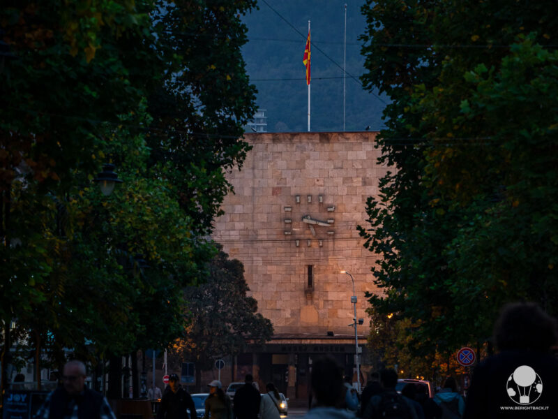 curiosita-macedonia-del-nord-terremoto-skopje-orologio-stazione-berightback curiosita-macedonia-del-nord-terremoto-skopje-orologio-stazione-berightback