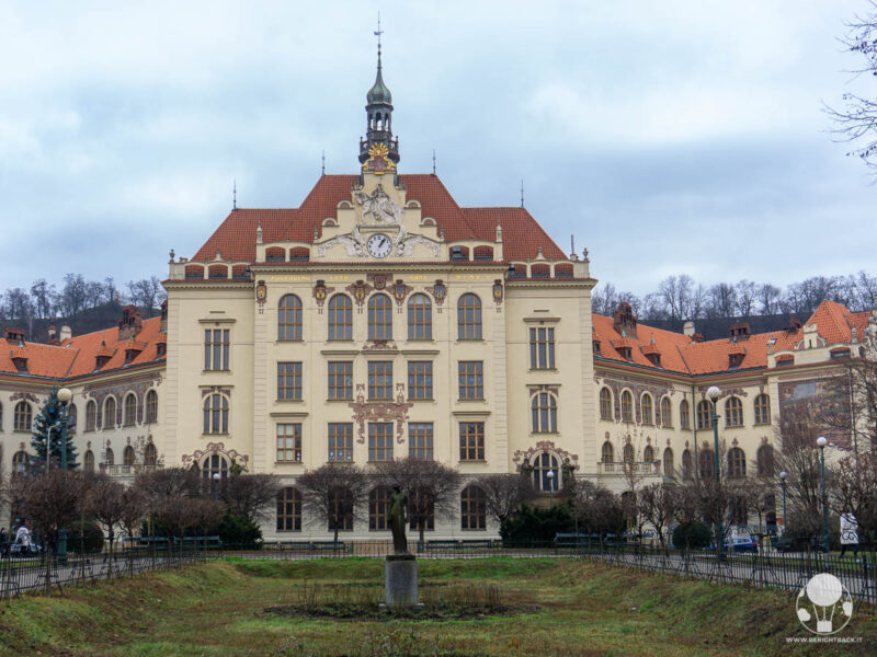 karlin-praga-lyckovo-namesti-scuola-berightback