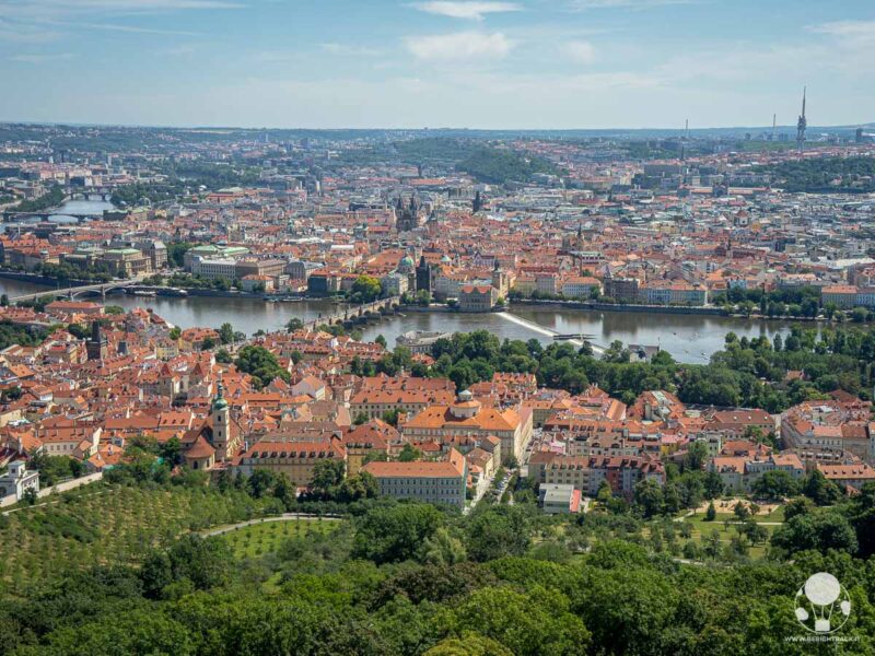 praga-collina-petrin-vista-su-centro-citta-berightback