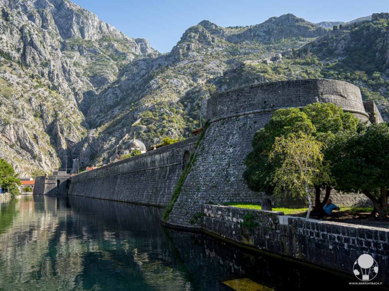 bocche-di-cattaro-cosa-vedere-kotor-mura-veneziane-berightback bocche-di-cattaro-cosa-vedere-kotor-mura-veneziane-berightback