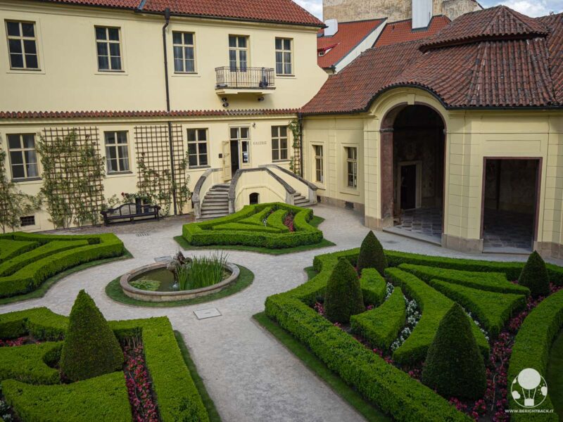 centro-praga-giardino-vrtba-siepi-berightback