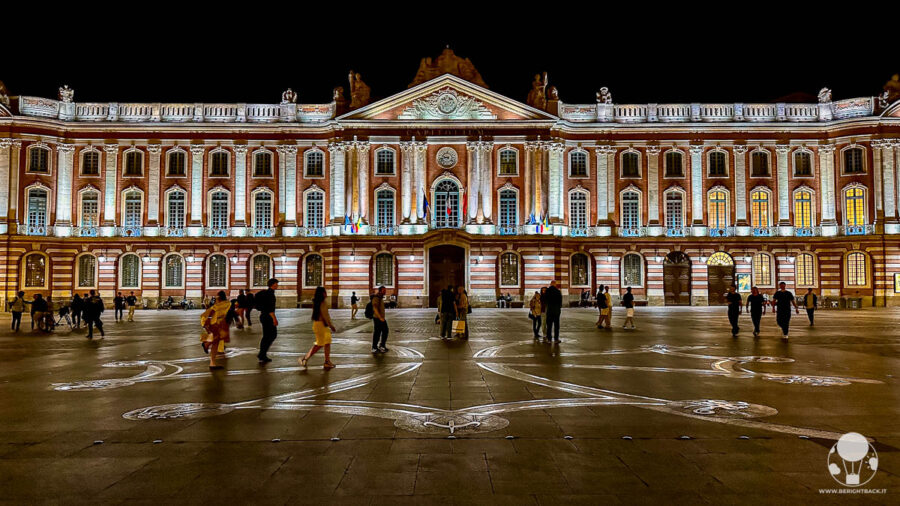 cosa-vedere-a-tolosa-place-du-capitole-croce-occitania-berightback
