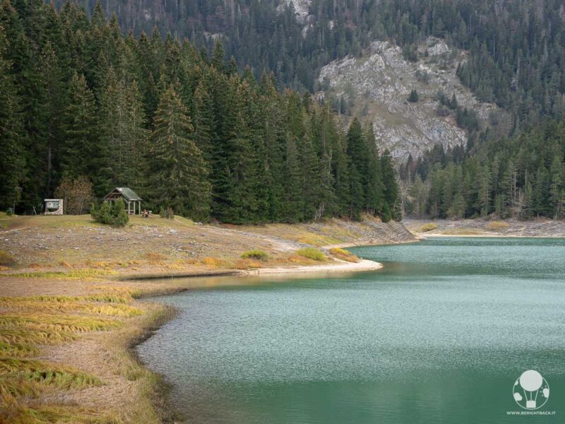 parco-nazionale-durmitor-montenegro-lago-nero-panchine-capanno-berightback